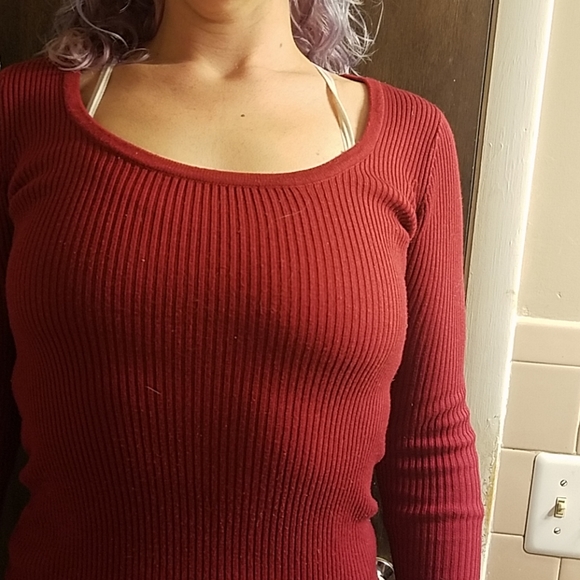 Unique red sweater - Picture 1 of 4